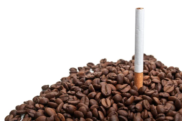 Granos de café tostados y cigarrillos — Foto de Stock