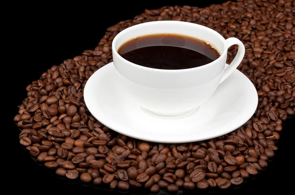 Tazza bianca con caffè e chicchi di caffè — Foto Stock