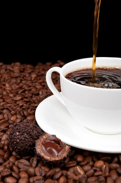 Bílý hrnek s kávou a cukroví — Stock fotografie
