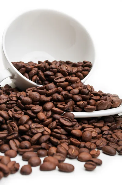 Volle Tasse mit Kaffeebohnen — Stockfoto
