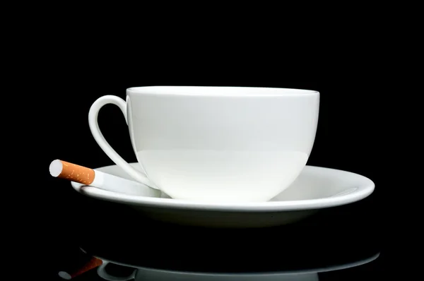 Fincan ve sigara ile yaratıcı Kahvaltı — Stok fotoğraf
