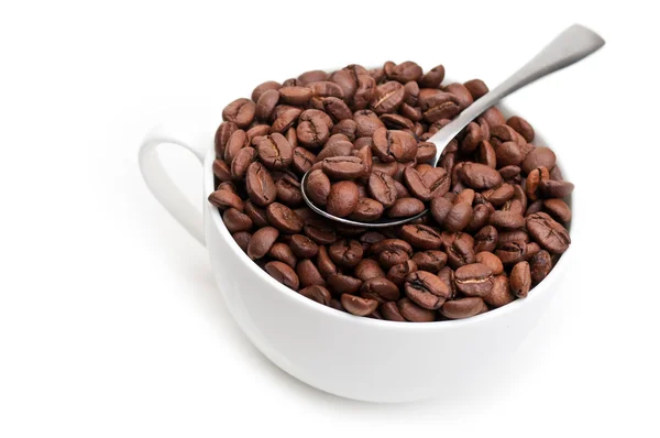 Полная чашка кофе с фасолью — стоковое фото