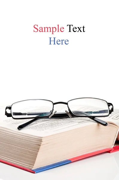 Büyük ansiklopedi kitap ve gözlük — Stok fotoğraf
