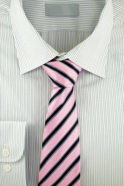 çizgili ipek kravat ile yeni bir gömlek