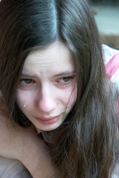 Chica llorando con lágrimas — Foto de Stock