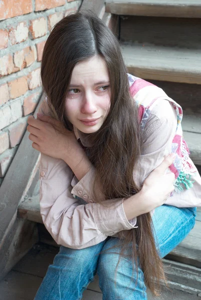 階段で泣いている女の子 ロイヤリティフリーのストック画像