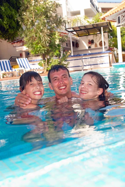 Glückliche Familie im Schwimmbad Stockbild