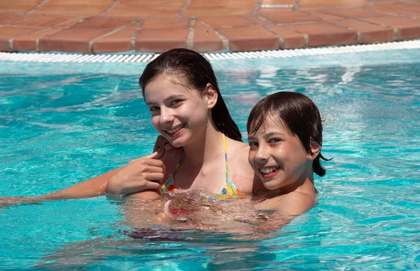 Glückliche Kinder im Schwimmbad Stockbild
