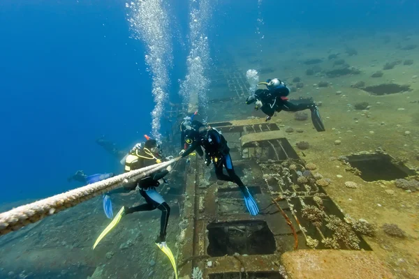 Mergulhadores sob naufrágio — Fotografia de Stock