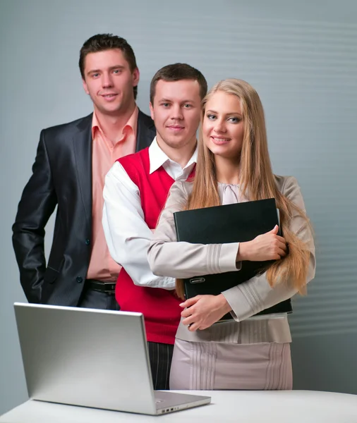 Iki erkek ve bir bilgisayar ile çalışan kadın — Stok fotoğraf