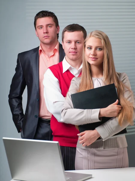 Çalışan kadın ve iki erkek — Stok fotoğraf