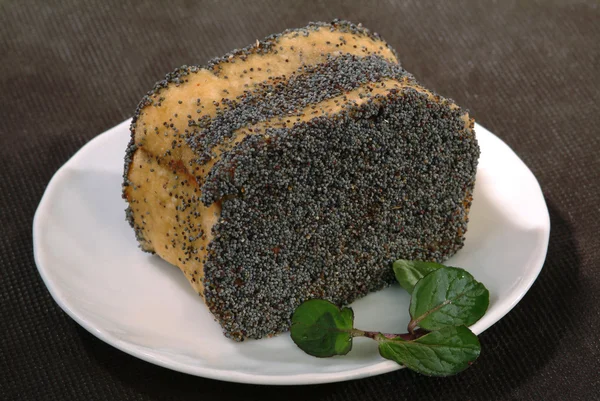Lezzetli kek Dolum ve haşhaş tohumu bir plaka üzerinde — Stok fotoğraf