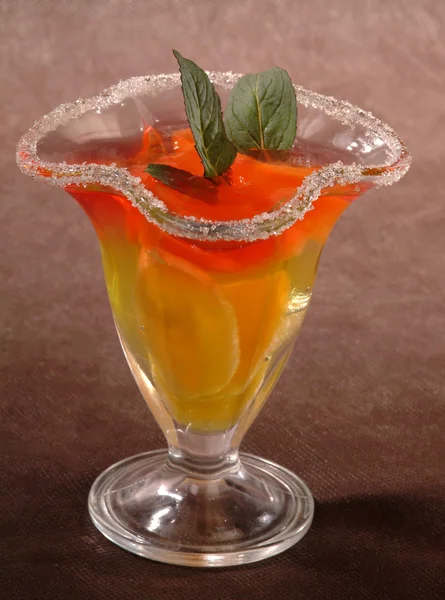 Cocktail versierd met bladeren — Stockfoto