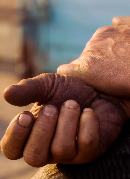 Руки людей, отдыхающих после изнурительной работы — стоковое фото