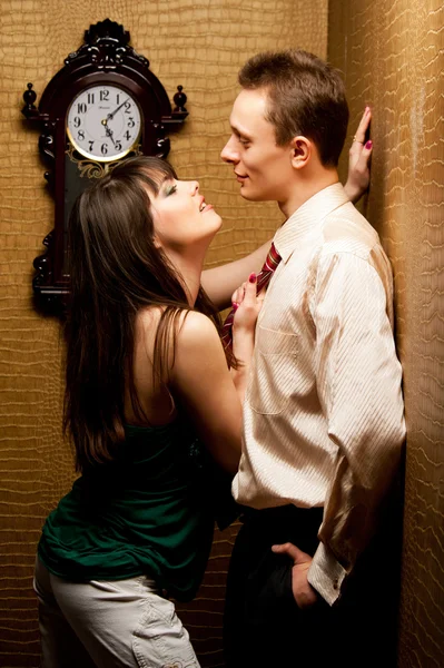 Parejas casadas en el pasillo del apartamento — Foto de Stock