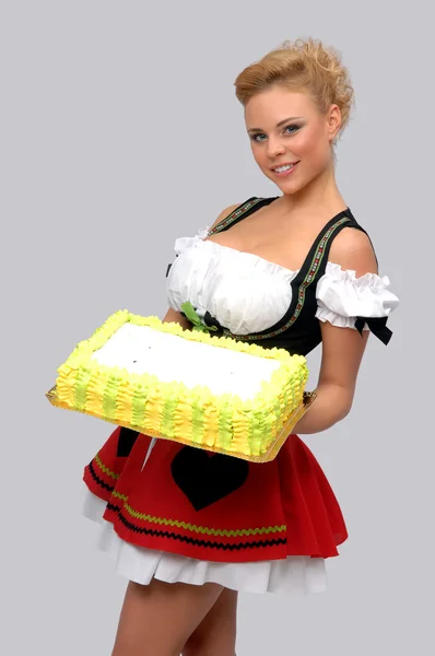 Bonita dona de casa com um grande bolo — Fotografia de Stock