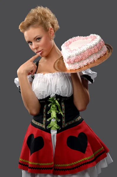 Jolie femme au foyer avec un gros gâteau — Photo