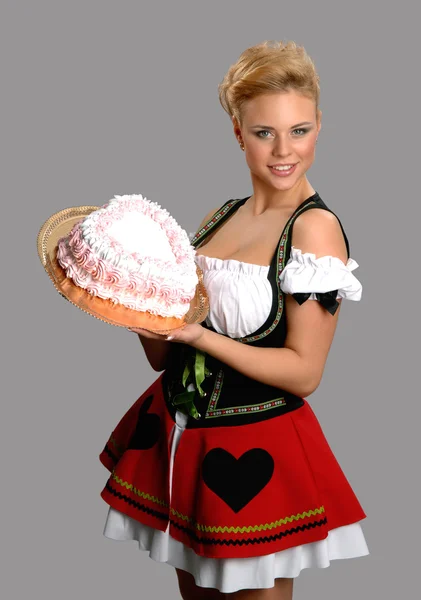 Mooie huisvrouw met een grote taart — Stockfoto