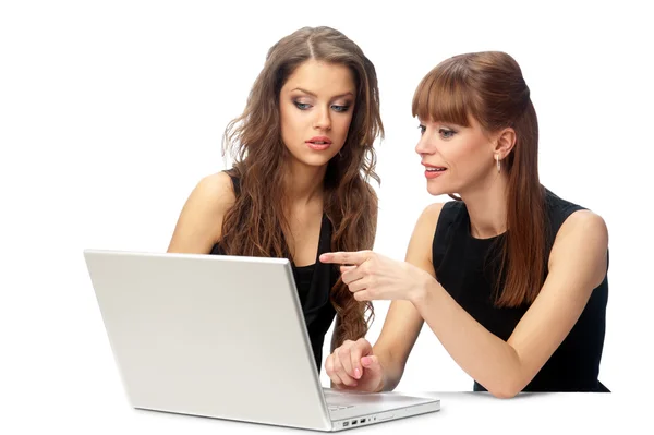 Δύο γυναίκες που εργάζονται σε ένα φορητό υπολογιστή — Φωτογραφία Αρχείου