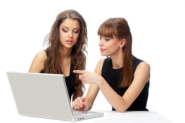 노트북에서 작업 하는 두 여자 — 스톡 사진
