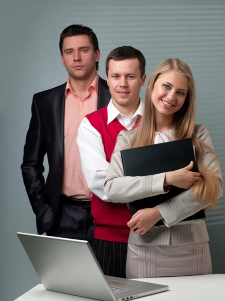 Çalışan kadın ve iki erkek — Stok fotoğraf