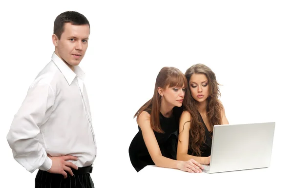 Hombre y dos mujeres con el ordenador — Foto de Stock