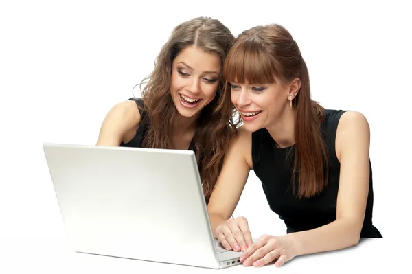 Δύο γυναίκες που εργάζονται σε ένα φορητό υπολογιστή — Φωτογραφία Αρχείου