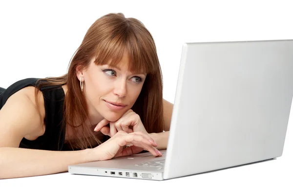 Kvinna som arbetar på bärbar dator — Stockfoto