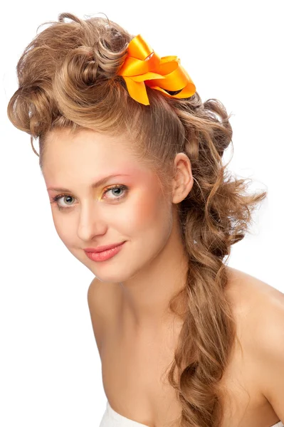 ファッショナブルなヘアスタイルと美しい少女 — ストック写真