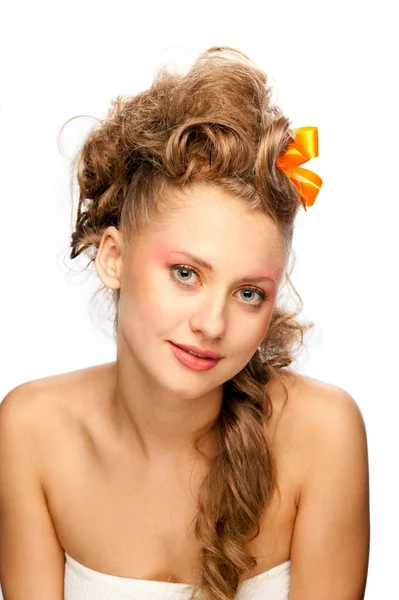 Menina bonita com um penteado elegante — Fotografia de Stock