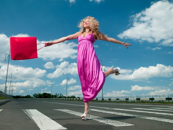 Kobieta w różowej sukience — Zdjęcie stockowe