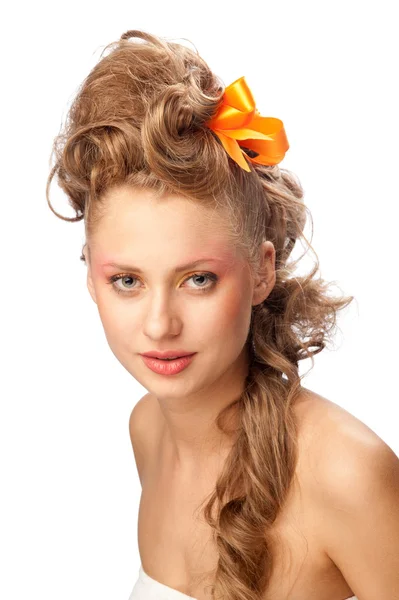 Piękna dziewczyna z elegancką fryzurę — Zdjęcie stockowe