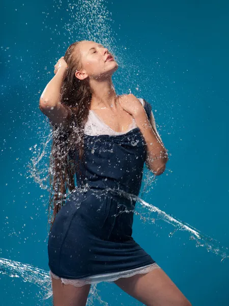 Mulher e uma gota de água — Fotografia de Stock