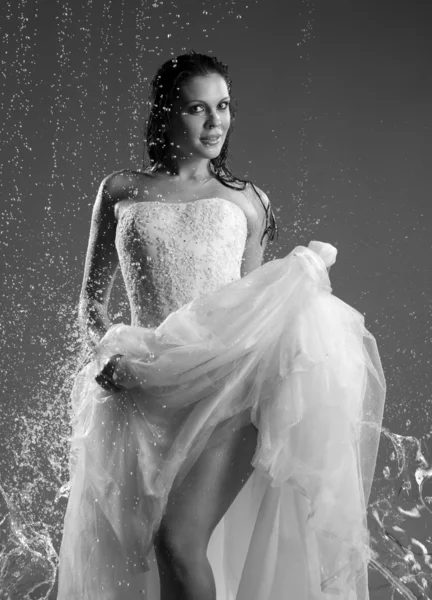 Vrouw in een jurk van de bruid — Stockfoto