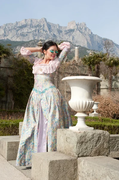 Kvinna i klassisk klänning — Stockfoto