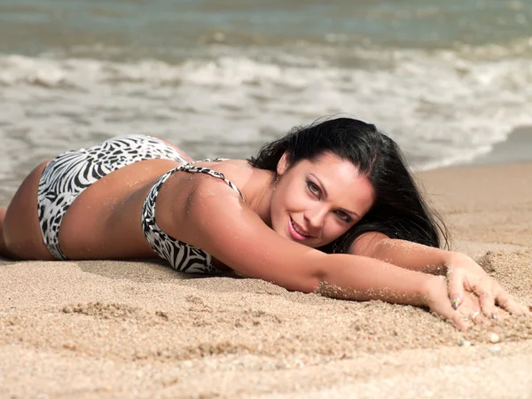 Женщина лежит на пляже — стоковое фото