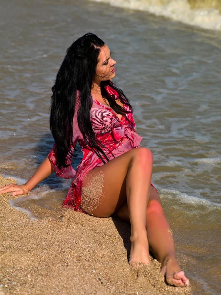 Žena sedící na pláži — Stock fotografie