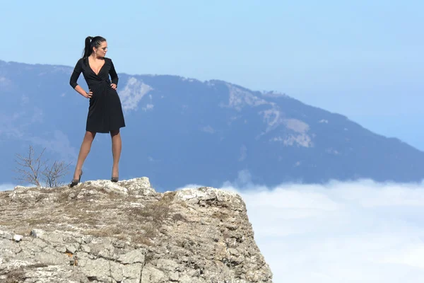 Donna in piedi su una roccia — Foto Stock