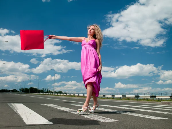 Žena v růžových šatech — Stock fotografie