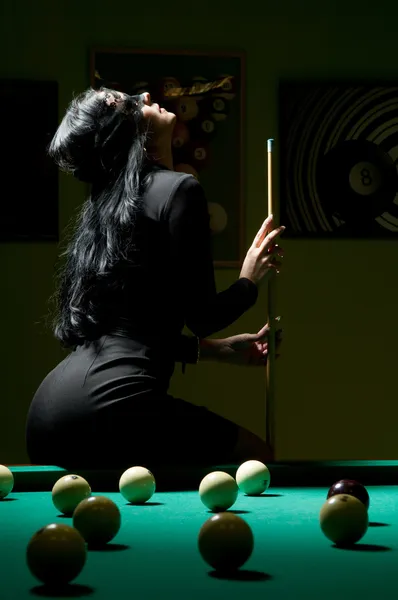 Mulher no clube de bilhar — Fotografia de Stock