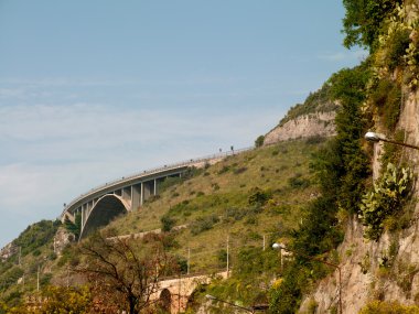 bir dağ yolu üzerinden köprü