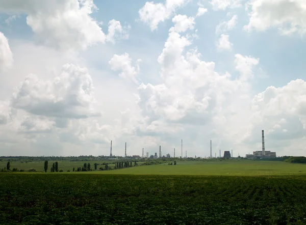Campo y fábrica — Foto de Stock