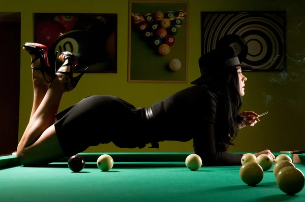 Žena v billiard centrum — Stock fotografie