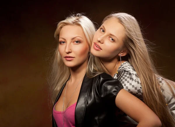 Zwei hübsche Frauen — Stockfoto
