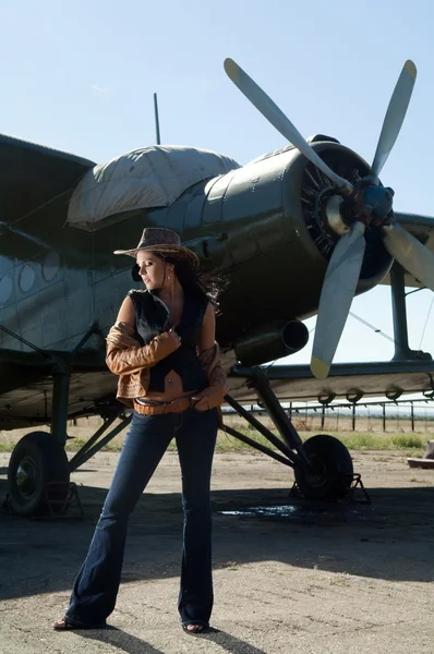 Wanita dengan celana jeans dan pesawat terbang — Stok Foto