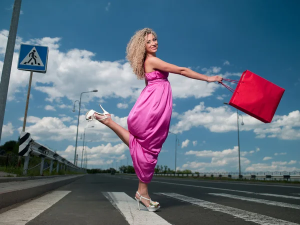 Frau im rosa Kleid — Stockfoto