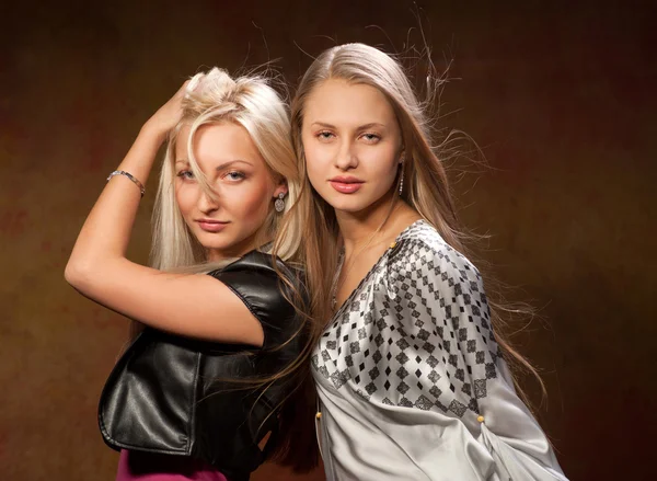 Zwei hübsche Frauen — Stockfoto
