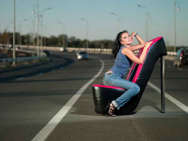 Frau auf Autobahn — Stockfoto