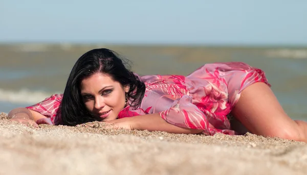 Kvinna liggande på sanden — Stockfoto