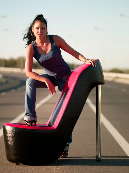 Frau auf Autobahn — Stockfoto